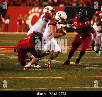20 settembre 2014 - Cincinnati, Ohio, U. S - Miami (Oh) il quarterback dei Redhawks Andrew Hendrix (12) viene eliminato nel secondo quarto di gioco dal linebacker dei Cincinnati Bearcats Jeff Luc (1). Sabato 20 settembre 2014 durante la partita al Paul Brown Stadium. (Immagine di credito: © Ernest Coleman/ZUMA Wire) Foto Stock