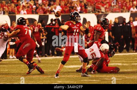 20 settembre 2014 - Cincinnati, Ohio, U. S - il quarterback dei Cincinnati Bearcats Gunner Kiel (11) si preparò a passare nel quarto quarto periodo di gioco. Sabato 20 settembre 2014. Mentre i Bearcat continuano a vincere contro Miami (Oh) Redhawks 31 a 24. (Immagine di credito: © Ernest Coleman/ZUMA Wire) Foto Stock