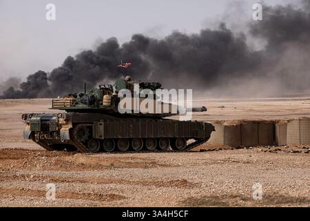 Un soldato dell'esercito degli Stati Uniti assegnato al Troop G, 2nd Squadron, 278th Armored Cavalry Regiment, Task Force Reaper, gestisce un carro armato M1A2 Abrams nel cent degli Stati Uniti Foto Stock