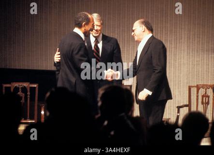 27 marzo 1979; Washington, DC, USA; il presidente egiziano ANWAR SADAT, il presidente JIMMY CARTER e il primo ministro israeliano MENACHEM BEGIN. Egitto, Israele ha firmato un quadro per la pace in Medio Oriente, mediato dal presidente Jimmy Carter, noto come accordi di Camp David. Foto Stock