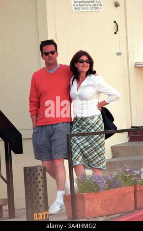 01 giugno 2000; Los Angeles, CA, Stati Uniti; l'attore MATTHEW PERRY e la nuova fidanzata, Gabrielle Bober a Los Angeles. Foto Stock