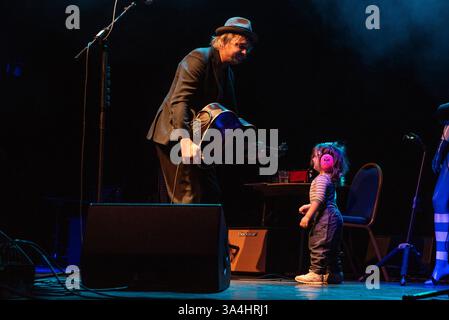 Londra, Regno Unito. 18 marzo 2025. Peter Doherty sul palco con Little Billie May, sua figlia dell'attuale moglie Katia De Vidas, durante il suo tour "Anywhere in Albion". Cristina Massei/Alamy Live News Foto Stock