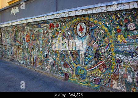 San Pietroburgo, Russia, 26 settembre 2024: Mosaico colorato di piastrelle di ceramica. Cortile a mosaico. Creatività delle persone in città. Foto Stock
