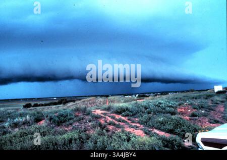 20 luglio 2004; Los Angeles, CA, Stati Uniti; (FOTO DEL FILE, Data e posizione sconosciute) in avvicinamento al temporale con raffica di piombo frontale. L'aria raffreddata dalla pioggia esce davanti alla tempesta. Si ara sotto l'aria calda e umida formando una "nuvola di scaffali" piatta. Foto Stock