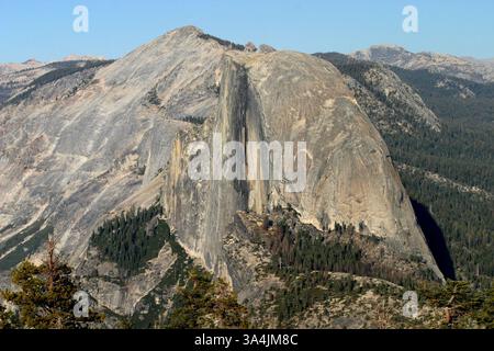 27 settembre 2004; Yosemite, CA, Stati Uniti; una vista unica dell'Half Dome vista dalla cima della Sentinel Dome nel Parco Nazionale di Yosemite. Situata sul margine meridionale della valle di Yosemite, la cima di 8.122 metri è il secondo punto panoramico più alto della valle di Yosemite. Credito obbligatorio: Foto di Krista Kennell/ZUMA Press. (©) Copyright 2004 di Krista Kennell Foto Stock