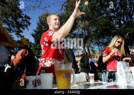 12 novembre 2005; Athens, Georgia, USA; Brad Shilling, di Atlanta, gioca una partita di beer pong al North Campus dell'Università della Georgia, quattro ore prima della partita di football tra l'Università della Georgia e l'Università di Auburn ad Atene, GA, sabato 12 novembre 2005. L'altro concorrente Brooke Adams (cq) è sulla destra. Due autobus di persone hanno lasciato Atlanta il sabato mattina per una festa organizzata da Social Station, un club sociale e di festa. Credito obbligatorio: Foto di Allen Sullivan/ZUMA Press. (©) Copyright 2005 di Allen Sullivan Foto Stock