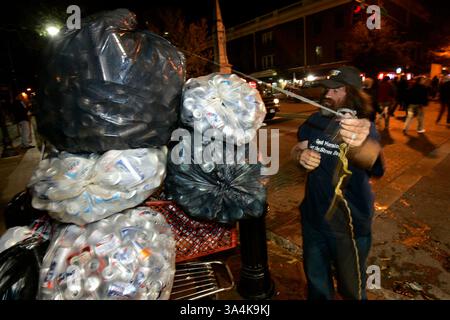 12 novembre 2005; Athens, Georgia, USA; Terry Alewine lega borse di lattine di alluminio che lui e sua moglie hanno raccolto presso l'University of Georgia North Campus durante la partita di calcio tra l'Università della Georgia e l'Università di Auburn ad Atene, GA, sabato 12 novembre 2005. Alewine ha detto che avrebbero ricevuto circa 140 dollari per due giorni di trasporto in un impianto di riciclaggio locale. Credito obbligatorio: Foto di Allen Sullivan/ZUMA Press. (©) Copyright 2005 di Allen Sullivan Foto Stock