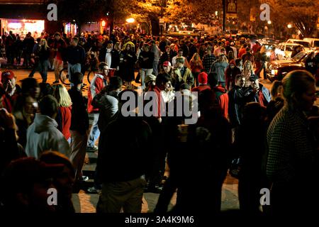 12 novembre 2005; Athens, Georgia, USA; Broad Street e College Avenue si riempiono di traffico a piedi e veicoli dopo la partita di football tra l'Università della Georgia e l'Università di Auburn ad Athens, GA, sabato 12 novembre 2005. Mentre bere alcolici è permesso in ogni momento all'aperto nel campus, non è così ad Atene fuori dal campus, e la polizia della contea di Athens-Clarke deve affrontare una serie di reati legati all'alcol ogni giorno della partita in casa. Credito obbligatorio: Foto di Allen Sullivan/ZUMA Press. (©) Copyright 2005 di Allen Sullivan Foto Stock