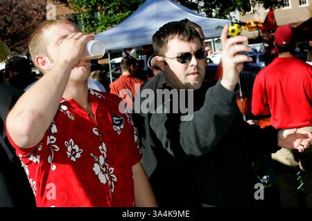 12 novembre 2005; Athens, Georgia, USA; Brad Shilling (a sinistra) spreca una tazza di birra parzialmente riempita mentre Jason Brown continua una partita di beer pong presso l'University of Georgia North Campus quattro ore prima della partita di calcio tra l'Università della Georgia e l'Università di Auburn ad Atene, GA, sabato 12 novembre 2005. Gli uomini di Atlanta si unirono a due autobus di persone per una festa itinerante da Atlanta ad Atene organizzata da Social Station, un club sociale e di festa. Credito obbligatorio: Foto di Allen Sullivan/ZUMA Press. (©) Copyright 2005 di Allen Sullivan Foto Stock