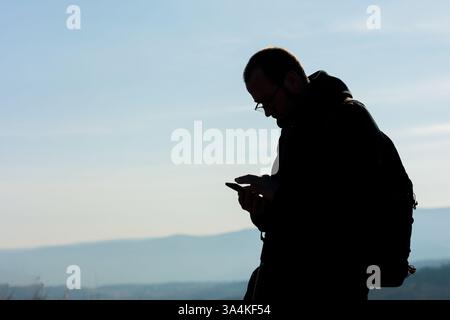 Silhouette di un escursionista maschile sulle montagne vicino al villaggio di Tsodoreti e al lago Lisi a Tbilisi, Georgia, catturato in un tranquillo pomeriggio autunnale. Un pacifico Foto Stock