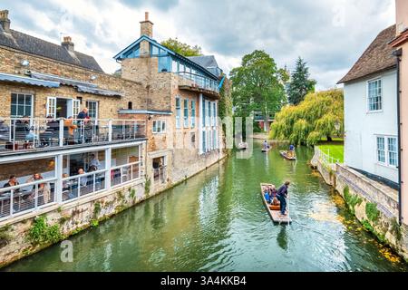 Punt sul fiume Cam, visti dal Magdalen Bridge. Cambridge, Inghilterra Foto Stock