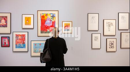 (Solo per la stampa editoriale - niente libri) Serpentine North, Londra, Regno Unito. 19 marzo 2025. Remember (20 marzo-27 luglio 2025) è la prima mostra personale di Arpita Singh (nato nel 1937) fuori dall'India, con opere chiave della sua prolifica carriera che abbraccia più di sei decenni. I dipinti di Singh sono incentrati sul suo stato emotivo e psicologico, attingendo all'arte popolare bengalese e alle storie indiane, intrecciati con esperienze di sconvolgimenti sociali e conflitti globali. Crediti: Malcolm Park/Alamy Live News Foto Stock