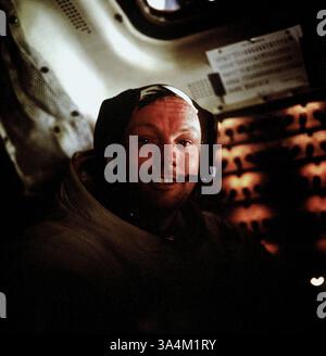 20 lug 1969 - questa fotografia dell'ASTRONAUTA NEIL A. ARMSTRONG comandante dell'Apollo 11, è stata scattata all'interno del modulo lunare (LM) mentre il LM era appoggiato sulla superficie lunare. Gli astronauti Armstrong e Edwin e Aldrin Jr, pilota di moduli lunari, avevano già completato la loro storica attività extraveicolare (EVA) quando fu fatta questa foto. L'astronauta Michael Collins, pilota del modulo di comando, rimase con i moduli di comando e servizio (CSM) in orbita lunare mentre Armstrong e Aldrin esplorarono la superficie della Luna. (Immagine di credito: © NASA/ZUMAPRESS.com) Foto Stock
