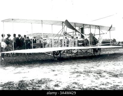 26 giugno 2013 - voli di prova Wright Flyer a Fort Myer, Virginia. Le dimostrazioni Wright Flyer a Fort Myer, Virginia, il 3 settembre 1908. Nel gennaio 1908 i fratelli Wright presentarono un'offerta al Dipartimento della Guerra degli Stati Uniti per progettare un aereo per $ 25.000. Questa offerta è arrivata come risposta a una richiesta del Dipartimento della Guerra emessa un mese prima per una "Flying Machine più pesante dell'aria". Mentre Wilbur Wright partì per Parigi per promuovere il Wright Flyer, Orville Wright rimase a Dayton, Ohio, per progettare un aereo per l'Army Signal Corps. Ad agosto l'aereo di Orville era pronto e si diresse a Fort Myer, in Virginia, dove si trovava Foto Stock
