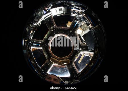 20 luglio 2013 - Vista a occhio di pesce della Cupola della stazione e dell'astronauta della NASA Chris Cassidy..Expedition 36 sulla stazione spaziale Internazionale - 2013..Un obiettivo a occhio di pesce collegato a una fotocamera elettronica è stato utilizzato per catturare questa immagine della Cupola della stazione spaziale Internazionale e dell'astronauta della NASA Chris Cassidy (per lo più fuori dal fotogramma in fondo), ingegnere di volo della Expedition 36. (Immagine di credito: © NASA/ZUMA Wire) Foto Stock