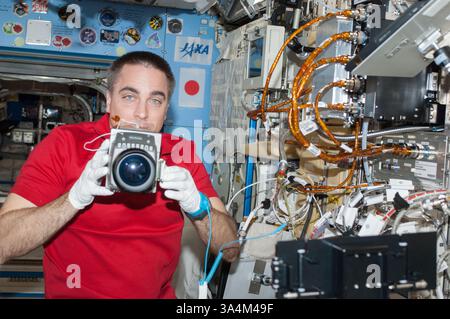24 luglio 2013 - l'astronauta Chris Cassidy con Marangoni Inside..Expedition 36 sulla stazione spaziale Internazionale - 2013..l'astronauta della NASA Chris Cassidy, ingegnere di volo della Expedition 36, esegue la manutenzione in volo del Marangoni Inside Experiment in the Fluid Physics Experiment Facility (FPEF) che fa parte di un rack scientifico giapponese nella stazione spaziale Internazionale (Credit Image: © NASA/ZUMA Wire) Foto Stock