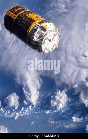 4 settembre 2013 - uno dei membri dell'equipaggio della Expedition 36 a bordo della stazione spaziale Internazionale ha scattato questa foto del veicolo spaziale giapponese HTV-4 senza equipaggio, schiantato contro le nuvole, dopo il suo rilascio dall'avamposto orbitale. HTV-4 è stato lanciato dal Giappone (Credit Image: © NASA/ZUMA Wire) Foto Stock