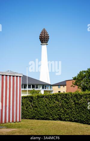SKAGEN, DANIMARCA - 1 GIUGNO 2023 due torri iconiche vicino al club giovanile nel centro della città Foto Stock