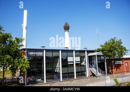 SKAGEN, DANIMARCA - 1 GIUGNO 2023 due torri iconiche vicino al club giovanile nel centro della città Foto Stock