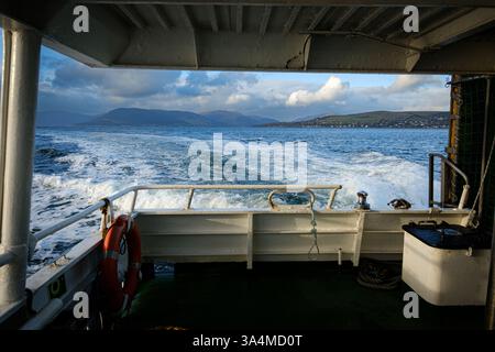Guardando a est dal traghetto MV Clyde Flyer di Cal Mac che naviga verso Gourock. Foto Stock