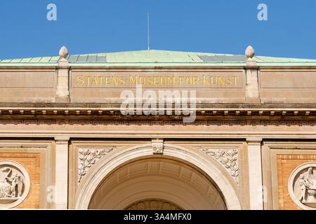 Facciata in stile neoclassico con dettagli del Museo Statens per la Kunst, Galleria Nazionale, che mostra fregio, sculture in rilievo e tetti, Copenaghen, Danimarca Foto Stock