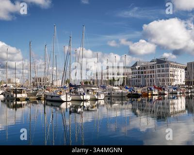 Barche nel porto di Kalkbraenderihavn e moderni edifici amministrativi sul porto, Nordhavn, Copenaghen, Danimarca Foto Stock