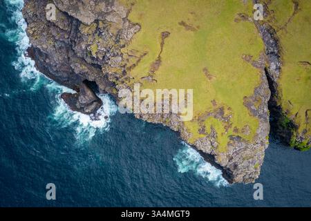 Vista aerea della costa selvaggia vicino al villaggio di Eidi. Isola di Eysturoy, Isole Faroe, Danimarca, Europa. Foto Stock