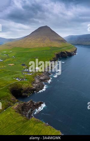 Veduta aerea della chiesa di Vidareidi in una giornata nuvolosa. Isola di Vidoy, isola di Faroe, Danimarca, Europa. Foto Stock