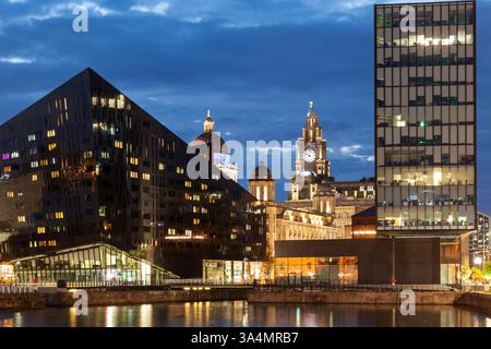 La notte cade sul lungomare di Liverpool. Foto Stock