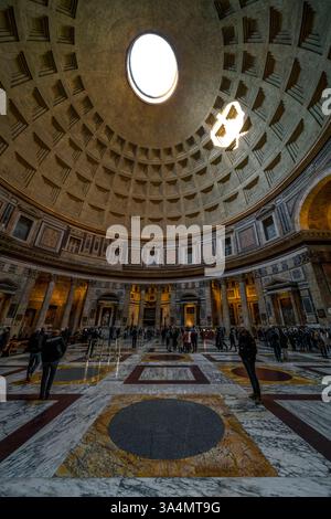 La luce splende attraverso l'oculo del Pantheon a Roma in Italia. Foto Stock