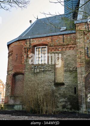 10 marzo 2025 - Grou-Paesi Bassi: Retro illuminato della storica chiesa di Grou, Frisia, con una struttura rotonda in mattoni, finestre ad arco, a Foto Stock