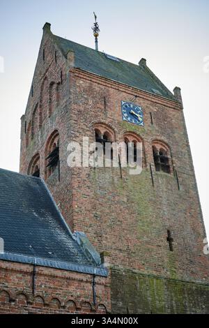 10 marzo 2025 - Grou-Paesi Bassi: Ammira il vecchio campanile della chiesa storica di Grou, Frisia, con una struttura in mattoni, tetto a sella, arco Foto Stock