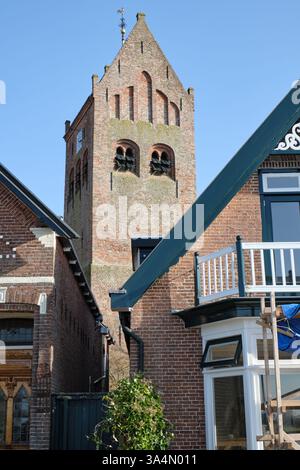 10 marzo 2025 - Grou-Paesi Bassi: Ammira il vecchio campanile della chiesa storica di Grou, Frisia, con una struttura in mattoni, tetto a sella, arco Foto Stock