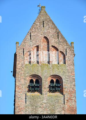 10 marzo 2025 - Grou-Paesi Bassi: Ammira il vecchio campanile della chiesa storica di Grou, Frisia, con una struttura in mattoni, tetto a sella, arco Foto Stock