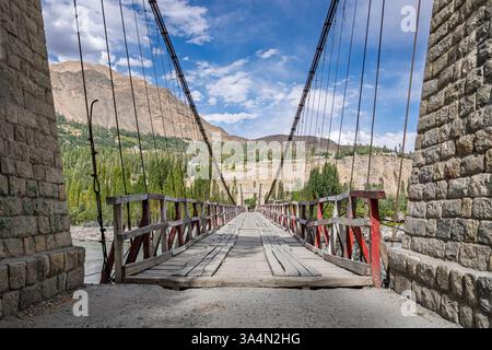 Vista frontale panoramica dell'antico ponte sospeso in legno sul fiume Shyok vicino a Khaplu, Ghanche, Gilgit-Baltistan, Pakistan Foto Stock
