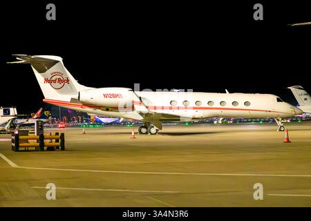 Foto notturna di Seminole Hard Rock Hotel & Casino Gulfstream GV-SP (G550) Jet, N126HR, parcheggiato all'aeroporto di Edimburgo, Scozia, Regno Unito, Regno Unito Foto Stock