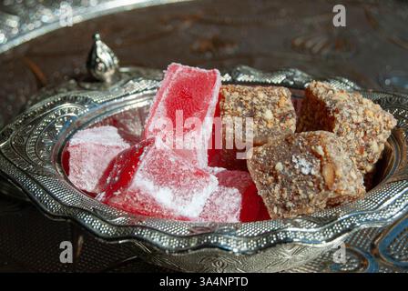 Lokum morbido e gommoso in vari gusti, disposto in ciotole di rame ornate, che ne esaltano la ricca presentazione. Foto Stock