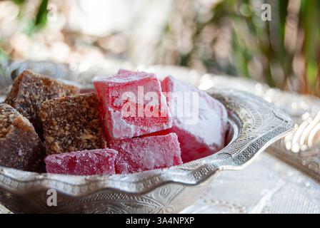 Piatti tradizionali turchi, spolverati con zucchero a velo, serviti elegantemente in piatti decorativi in rame. Foto Stock