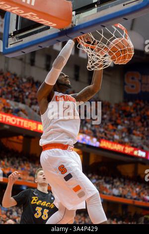 28 dicembre 2014 - Syracuse, New York, U. S - l'attaccante di Syracuse Orange RAKEEM CHRISTMAS (25) finisce la dunk contro i Long Beach State 49ers nel secondo tempo al Carrier Dome di Syracuse, NY. Il Syracuse sconfisse Long Beach State 85-67 dietro 24 punti da Michael Gbinije e Rakeem Christmas. (Immagine di credito: © Michael Johnson/ZUMA Wire) Foto Stock