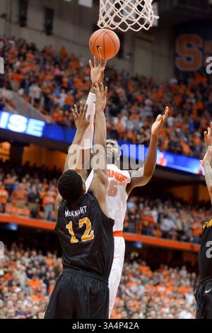 28 dicembre 2014 - Syracuse, New York, U. S - l'attaccante di Syracuse Orange RAKEEM CHRISTMAS (25) lascia volare il colpo sopra l'attaccante di Long Beach State 49ers ERIC MCKNIGHT (12) nel secondo tempo al Carrier Dome di Syracuse, NY. Il Syracuse sconfisse Long Beach State 85-67 dietro 24 punti da Michael Gbinije e Rakeem Christmas. (Immagine di credito: © Michael Johnson/ZUMA Wire) Foto Stock
