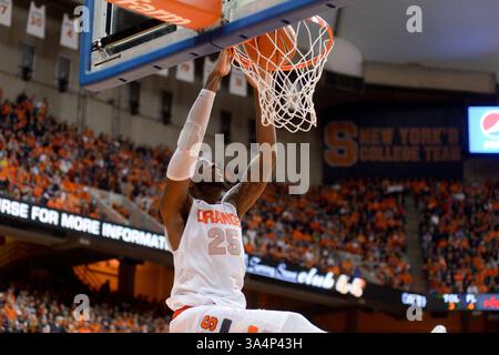 28 dicembre 2014 - Syracuse, New York, U. S - l'attaccante dei Syracuse Orange RAKEEM CHRISTMAS (25) sfugge la palla contro i Long Beach State 49ers nel secondo tempo al Carrier Dome di Syracuse, NY. Il Syracuse sconfisse Long Beach State 85-67 dietro 24 punti da Michael Gbinije e Rakeem Christmas. (Immagine di credito: © Michael Johnson/ZUMA Wire) Foto Stock
