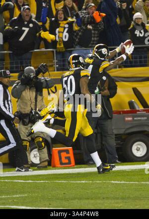 28 dicembre 2014 - Pittsburgh, Pennsylvania, U. S - il wide receiver dei Pittsburgh Steelers Antonio Brown (84) corse indietro di un kickoff per un touchdown nel primo quarto. I Cincinnati Bengals affrontano i Pittsburgh Steelers, domenica sera all'Heinz Field per il titolo della AFC North Division. (Immagine di credito: © Brian Kunst/ZUMA Wire) Foto Stock