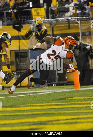 28 dicembre 2014 - Pittsburgh, Pennsylvania, U. S - il running back dei Cincinnati Bengals giovani Bernard (25) si tuffa sul portiere per un touchdown nel primo tempo. I Cincinnati Bengals affrontano i Pittsburgh Steelers, domenica sera all'Heinz Field per il titolo della AFC North Division. (Immagine di credito: © Brian Kunst/ZUMA Wire) Foto Stock