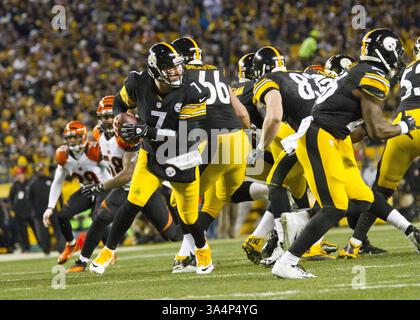 28 dicembre 2014 - Pittsburgh, Pennsylvania, U. S - il quarterback dei Pittsburgh Steelers Ben Roethlisberger (7) esce dalla tasca durante una giocata. I Pittsburgh Steelers sconfissero i Cincinnati Bengals 27-17 domenica sera all'Heinz Field per vincere il titolo di Division della AFC North. (Immagine di credito: © Brian Kunst/ZUMA Wire) Foto Stock