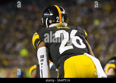 28 dicembre 2014 - Pittsburgh, Pennsylvania, U. S - il running back dei Pittsburgh Steelers le'Veon Bell (26) aspetta lo snap durante la partita. I Pittsburgh Steelers sconfissero i Cincinnati Bengals 27-17 domenica sera all'Heinz Field per vincere il titolo di Division della AFC North. (Immagine di credito: © Brian Kunst/ZUMA Wire) Foto Stock