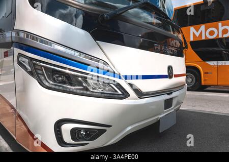 Vista frontale di un Busscar panoramico DD NB1 Scania K410C NB Euro 6 in mostra alla fiera Bus Brasil Fest 2024 in Brasile. Foto Stock