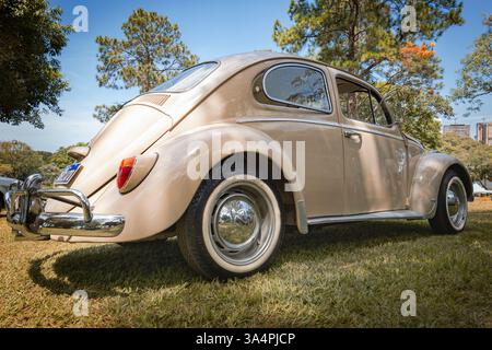1970 Volkswagen Fusca Beetle 1300 in mostra all'incontro mensile di auto d'epoca nella città di Londrina, Brasile. Foto Stock