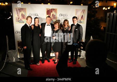 24 gennaio 2015 - 24 gennaio 2015 San Diego, California USA | James e Debra Volpe, al centro, con i membri della famiglia, posa per una foto di fronte al San Diego Civic Theatre prima di entrare nel teatro per la prima notte della stagione lirica per vedere la produzione della San Diego Opera de la Boheme. | obbligatorio foto credito: Foto di Charlie Neuman/UT San Diego/Copyright 2014 San Diego Union-Tribune, LLC (immagine di credito: © U-T San Diego/ZUMA Wire) Foto Stock