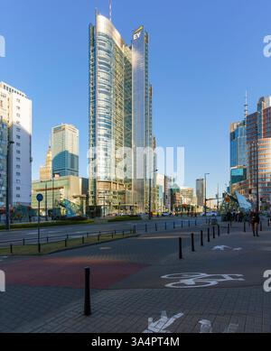 Centro finanziario di Varsavia, Polonia - Rondo ONZ tra i raggi dorati del sole che tramonta la sera. Rondo1 progettato dagli architetti di New York Skidmore, Owings, Merill. Foto Stock