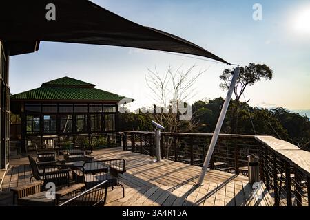 Una vista sul punto panoramico Rock Viewpoint in Laos, caratterizzato da un'architettura unica e da una vista panoramica. Questa immagine cattura il fascino e la tranquillità dei locati Foto Stock